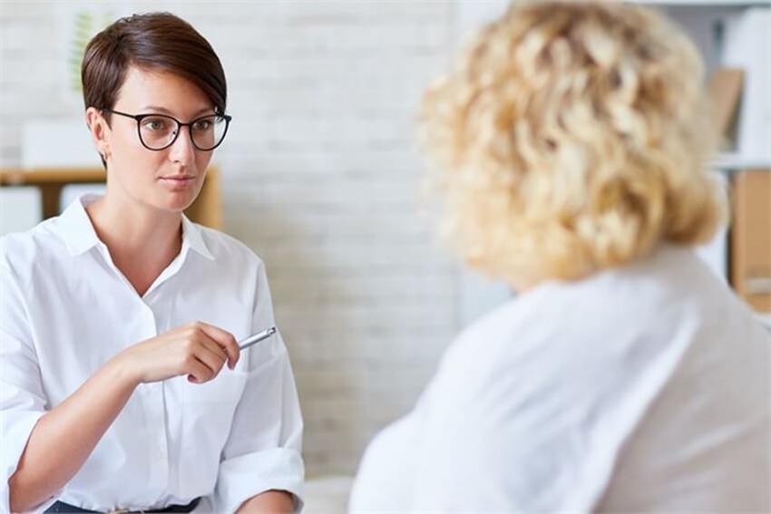 במה שונה שיחה עם פסיכולוג משיחה עם חבר